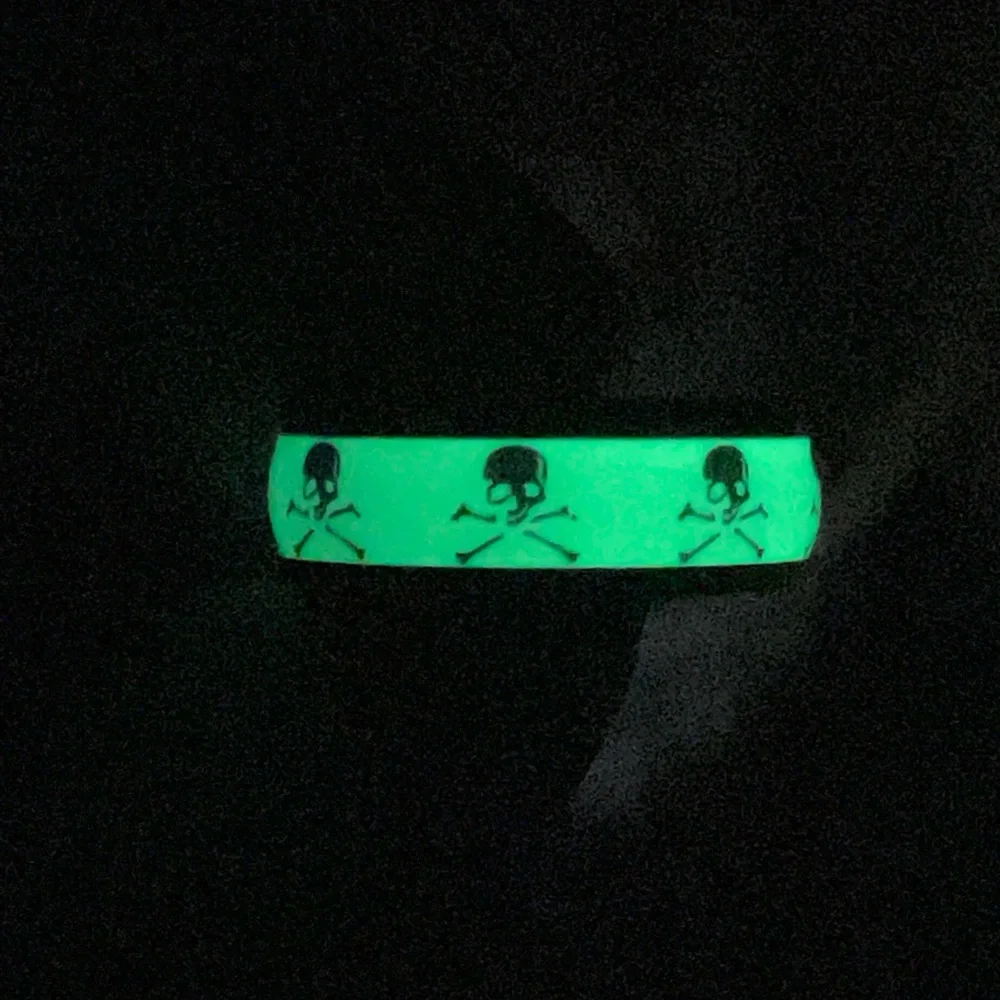 Glow in the dark skull ring - Picture 2 of 10